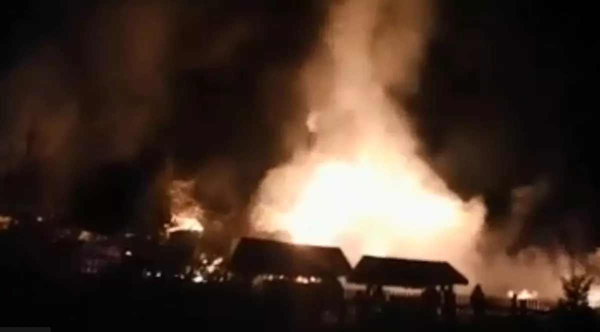 O cabană din Vatra Dornei a ars noaptea trecută. Pompierii s-au luptat zece ore cu flăcările