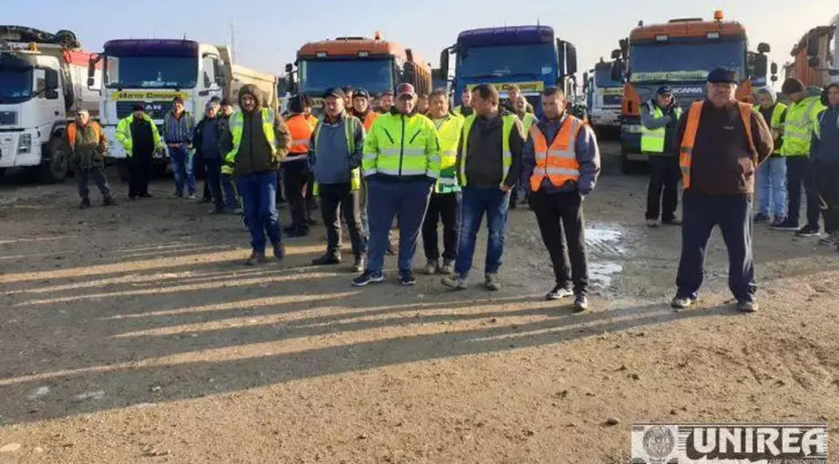 VIDEO | Grevă pe lotul 2 la autostrăzii Sebeș-Turda. Muncitorii protestează deoarece nu mai au materiale