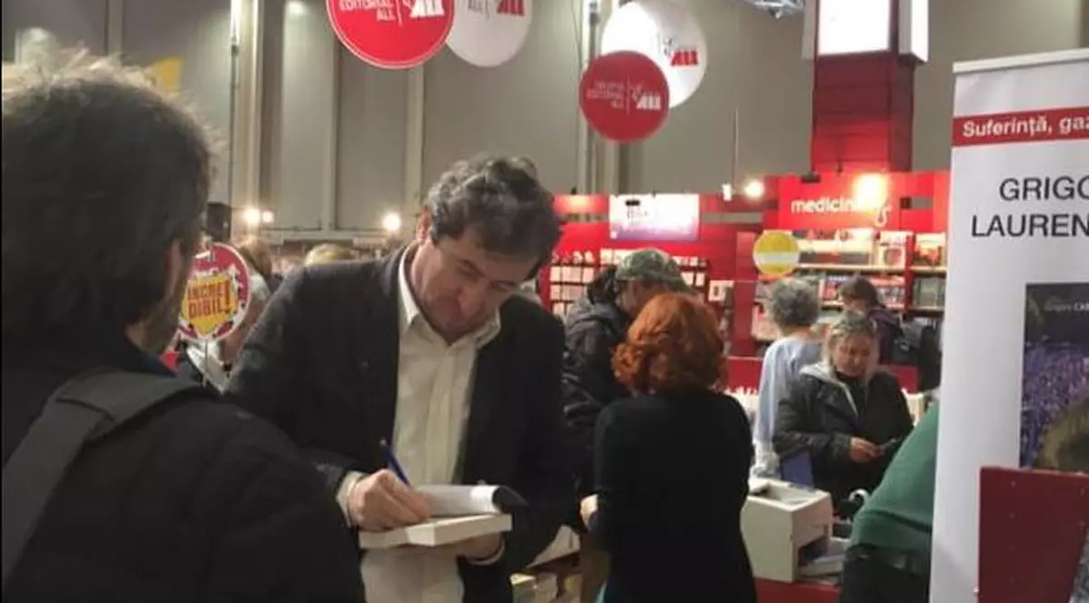Grigore Cartianu şi Laurenţiu Ciocăzan au lansat cartea "10 august", la Târgul Gaudeamus. "E ca un fel de obligaţie, pentru un public care are nevoie de asta"
