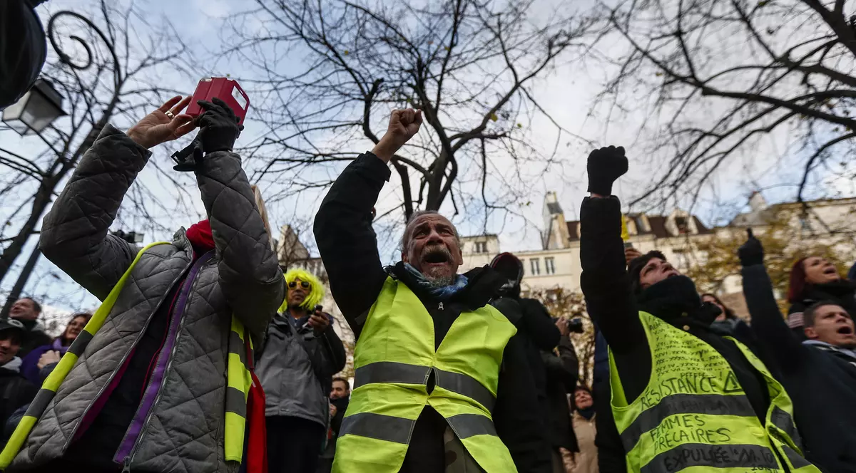 "Vestele Galbene" au ocupat duminică Galeriile Lafayette. Polițiștii i-au evacuat pașnic pe manifestanți, după ce sâmbătă au reținut sute de persoane în urma violențelor din Paris