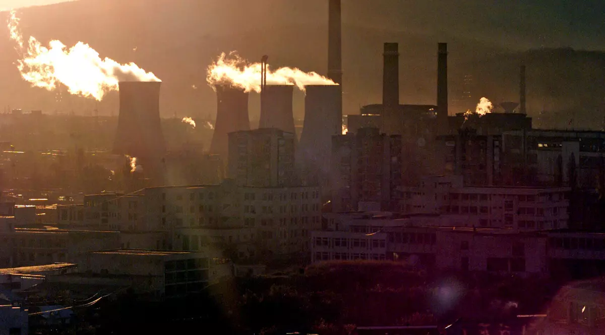 Războiul climatic are miză economică. De ce nu se înțeleg statele lumii când vine vorba despre ecologie și reducerea emisiilor. Termocentrală care poluează