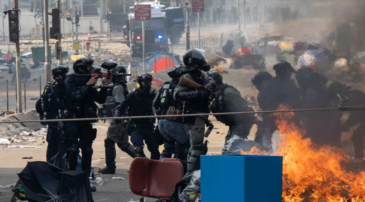 Proteste violente în Hong Kong