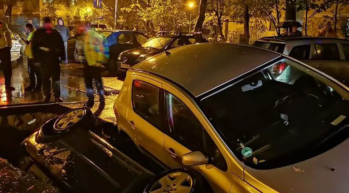 Poliția a amendat RADET pentru accidentul în care două mașini au căzut într-o groapă