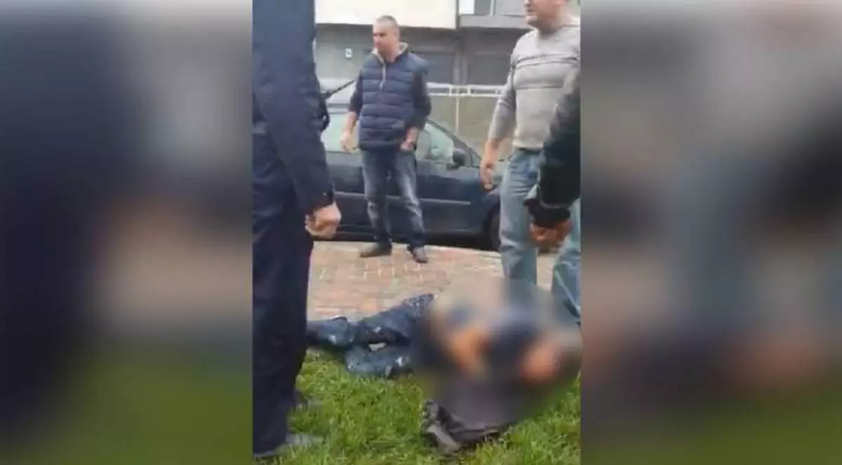 Un copil de 13 ani a înjunghiat un tânăr de 22 de ani în fața unui supermarket din București!