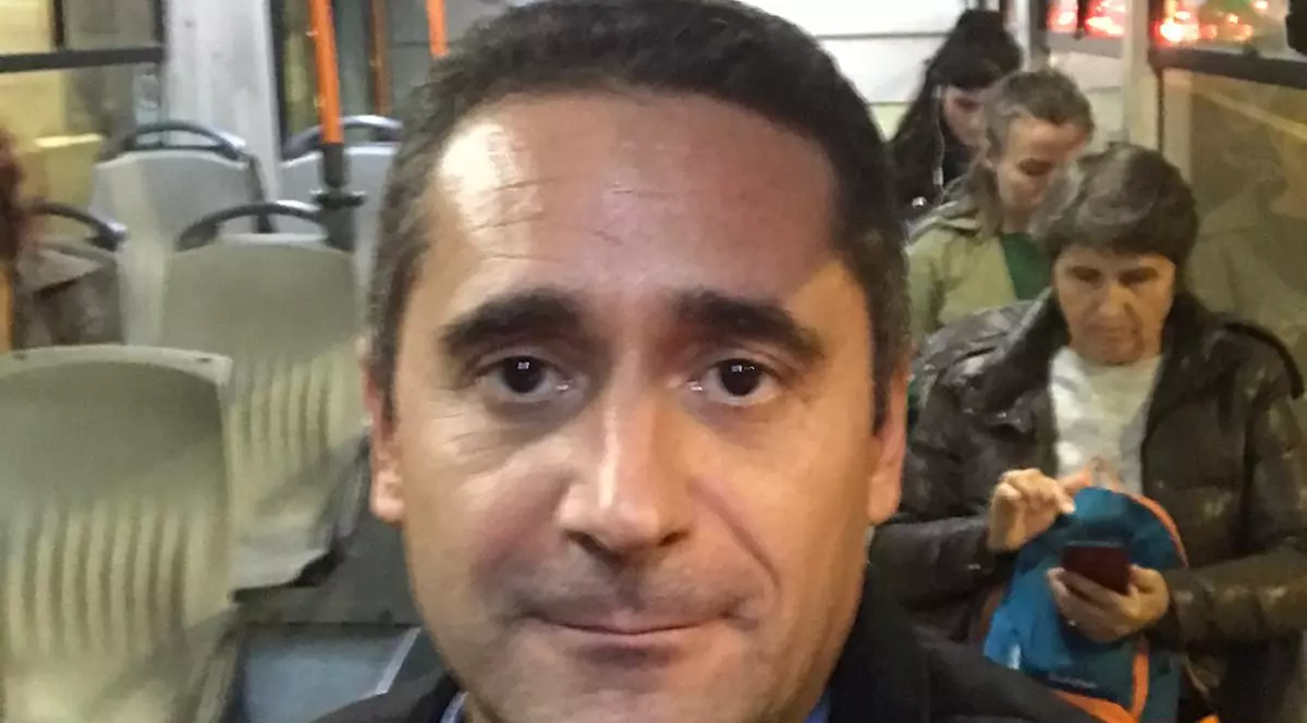 Nu-i o farsă!  Proprietar de limuzină, Gabriel Fătu merge zilnic cu autobuzul