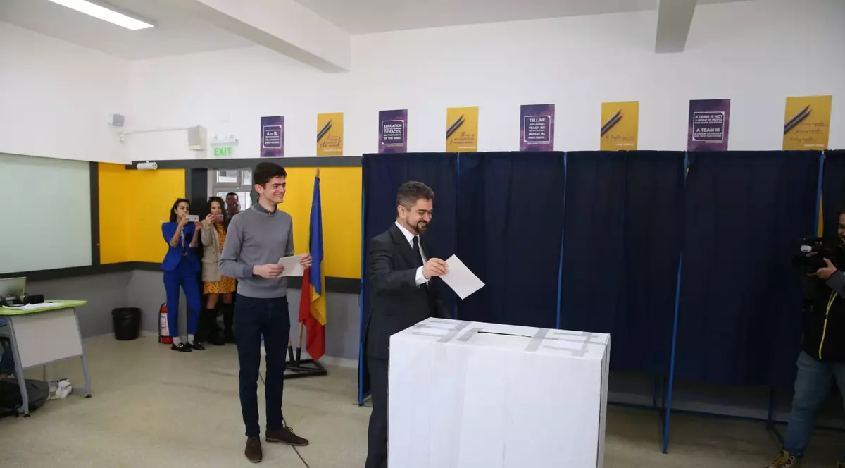 Theodor Paleologu a venit cu fiul său la vot: "Am votat pentru ca tinerii să aibă motive să rămână în România"