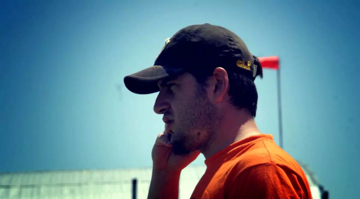 Un român din Uganda a făcut 15 ore cu avionul ca să vină să voteze acasă. ”Vremea mea a trecut, am votat pentru fiul meu de trei ani!”