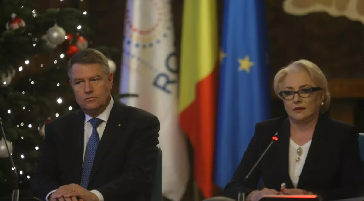 Klaus Iohannis și Viorica Dănclilă, în timpul unei ședințe de guvern. (FOTO: Răzvan Vălcăneanțu)