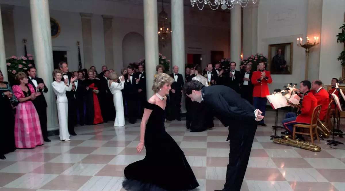 Rochia purtată de prințesa Diana la dineul de la Casa Albă, unde a dansat cu John Travolta, scoasă la licitație. Suma la care este evaluată ținuta