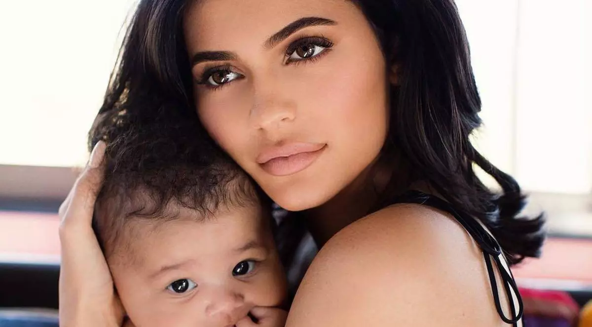 Răsfăț total pentru fetița lui Kylie Jenner. Are camera plină de jucării și accesorii de lux personalizate