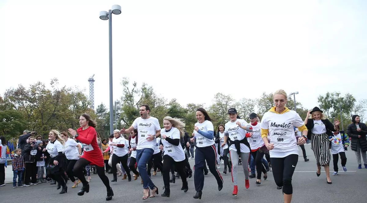 Maraton pe tocuri, în București! La "Maratoc", un eveniment caritabil organizat de actrița Monica Davidescu, au putut participa și bărbați