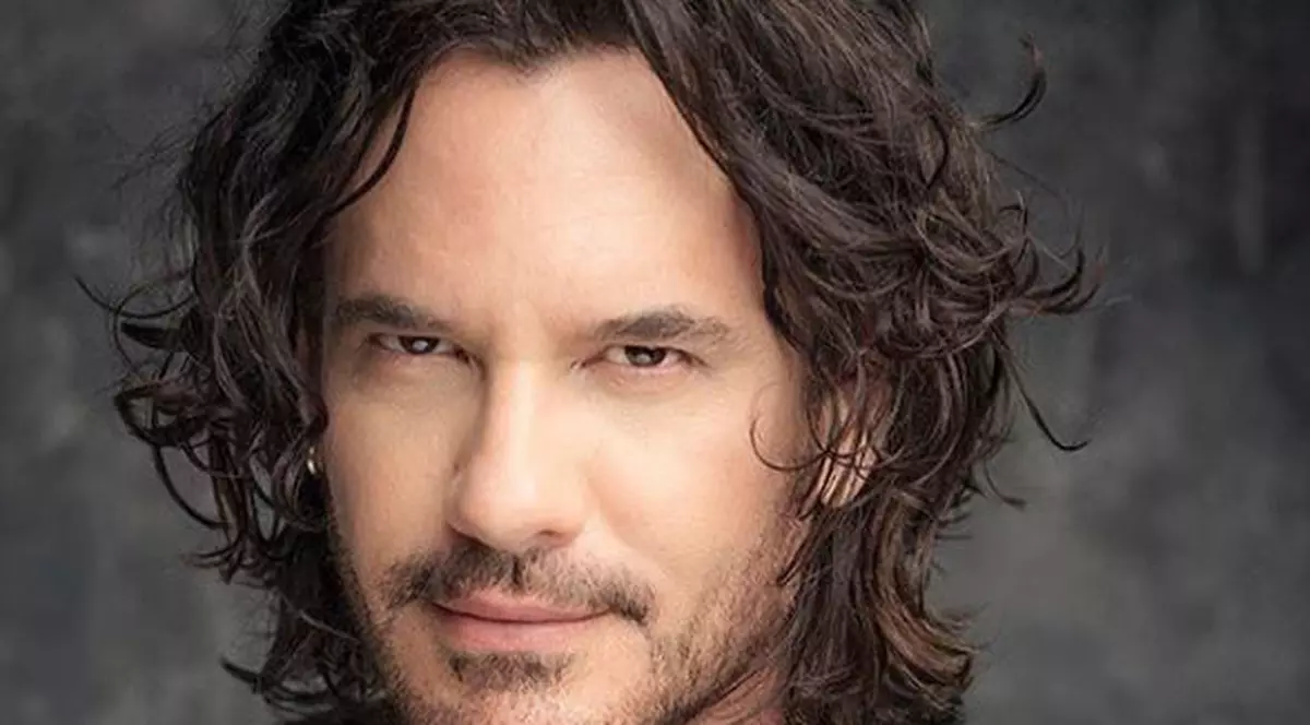 Un cunoscut actor de telenovele se căsătorește cu o tânără cu 21 de ani mai mică ca el. Viitoarea lui soție este model și fostă finalistă la Miss Slovacia