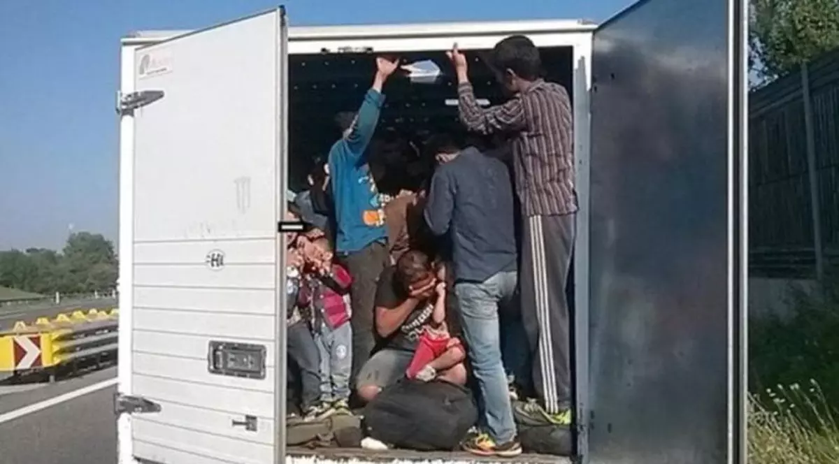 VIDEO Zeci de migranți, ascunși într-un camion frigorific în Grecia. Sistemul de refrigerare nu fusese oprit