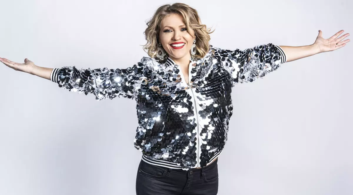 Mirela Vaida e o adevărată Wonderwoman: și mamă, și prezentatoare TV, și cântăreață