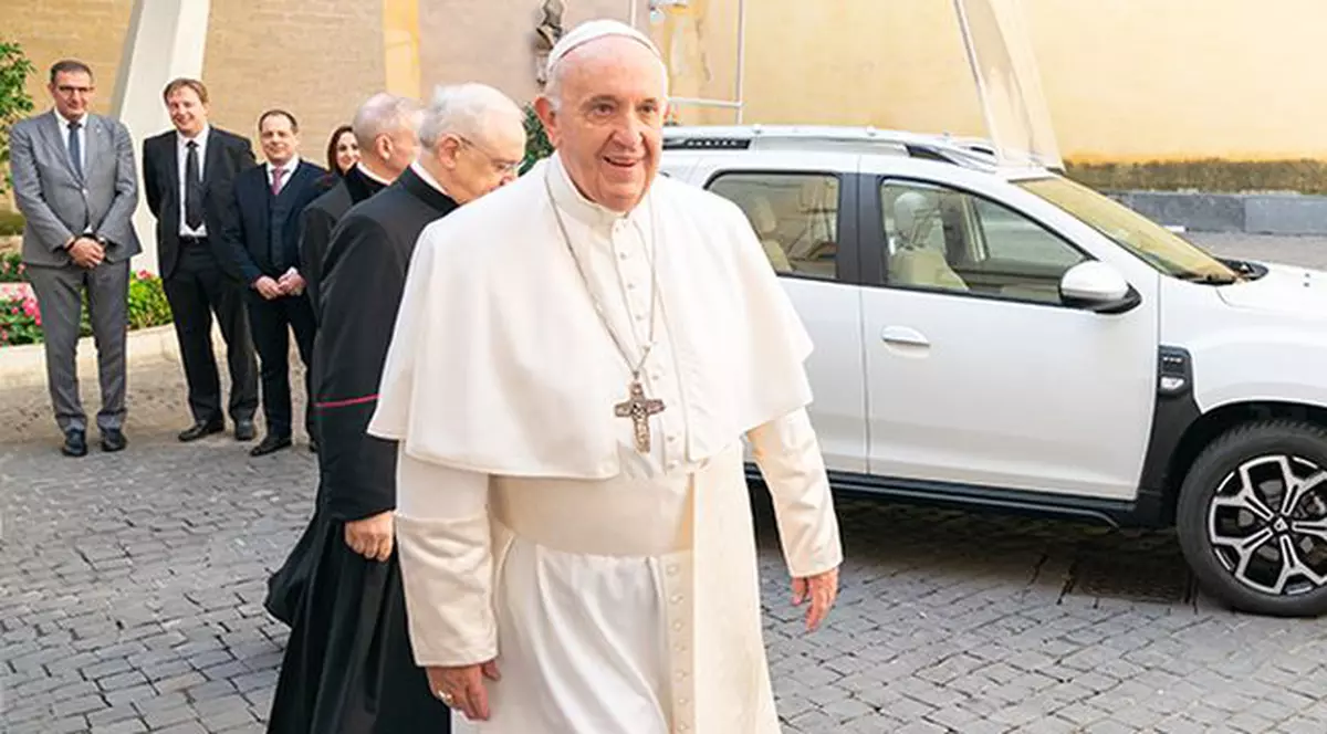 Papa Francisc a primit cadou un Duster modificat special pentru el