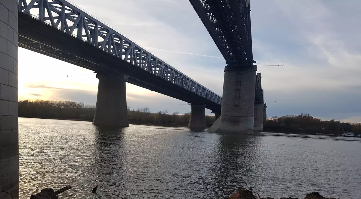 O femeie a sărit de pe podul de la Cernavodă, după ce soțul ei ar fi aflat că ar avea amant. Tânăra din București, salvată de un marinar