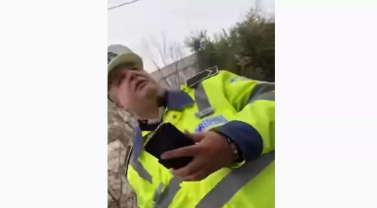 Un polițist a refuzat să se legitimeze în fața unui coleg de la rutieră și și-a sunat șeful! „Nu vă dau, mă, nimic! Pentru ce să vă dau?”