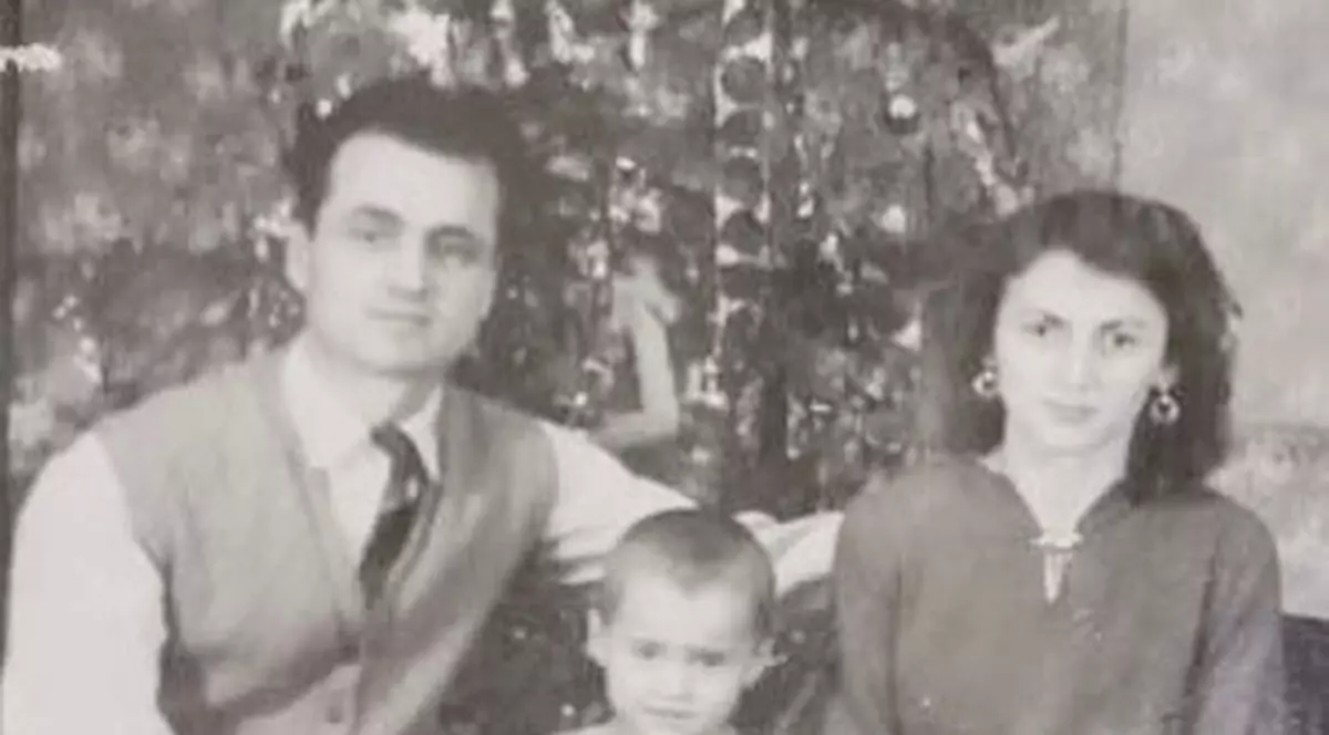 Nadia, alături de părinții Gheorghe și Ștefania, pe când avea 2 ani