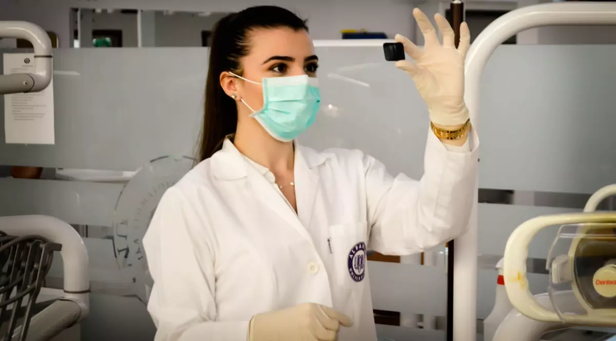 (Publicitate) Codul vestimentar pentru asistentele medicale. Ce reguli trebuie să respecte