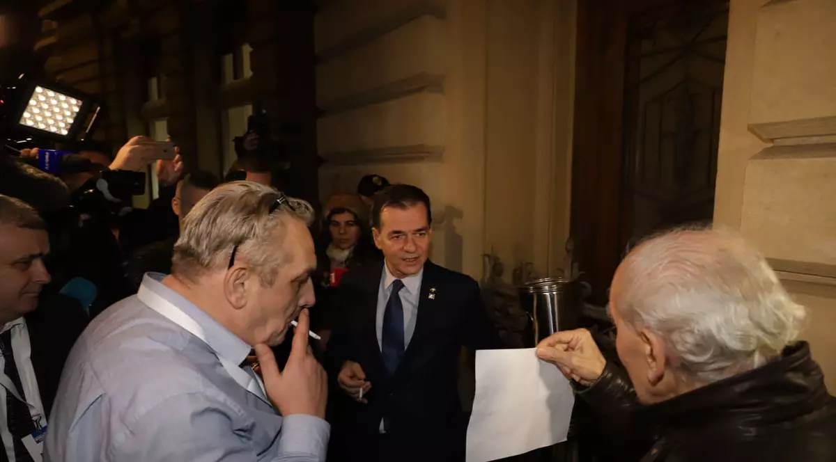 Premierul Ludovic Orban a venit să discute cu oamenii nemulțumiți
