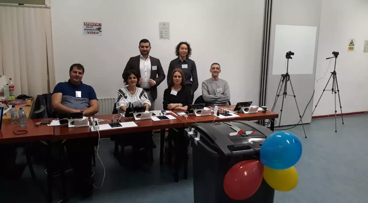 Românii din Olanda votează tot în pubele de gunoi. Acum, și cu baloane tricolore! Ambasada României: "În Olanda se folosesc astfel de dispozitive pe post de urne de vot și nimeni nu ridică din sprâncene"