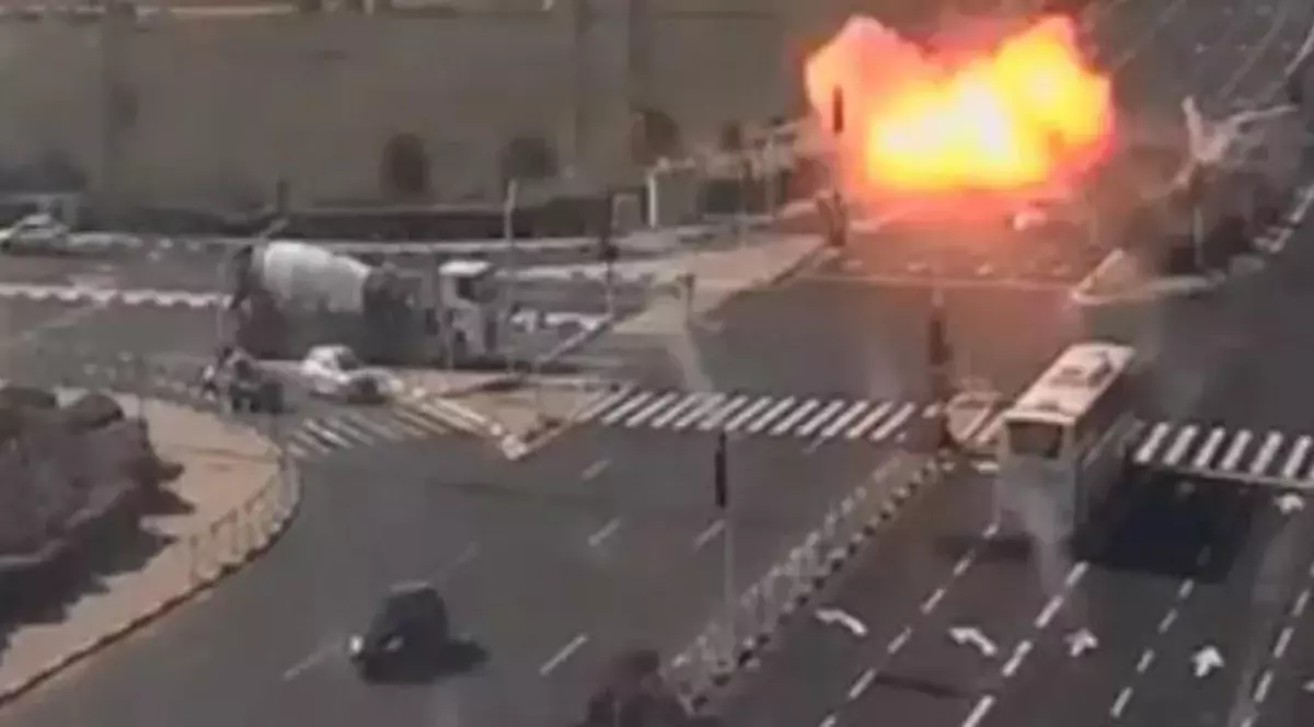 VIDEO | Momentul în care o rachetă lansată din Gaza lovește o autostradă de lângă Tel Aviv, surprins de camerele de supraveghere