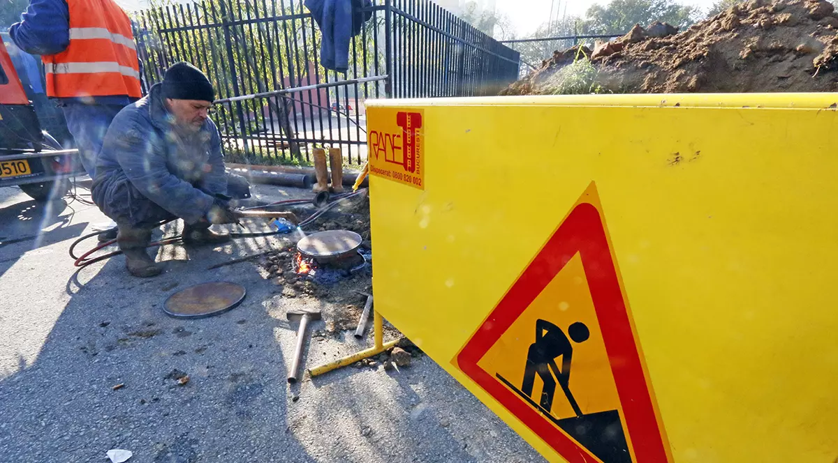 Mai multe blocuri din Capitală, fără apă caldă. ELCEN spune că livrează în parametri, Termoenergetica repară avarii. Avarii Termoenergetica