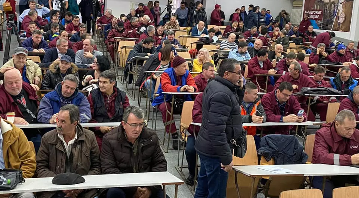 Comandament la sediul RADET pe tema neregulilor: angajații au venit cu la întâlnire cu țevi ruginite