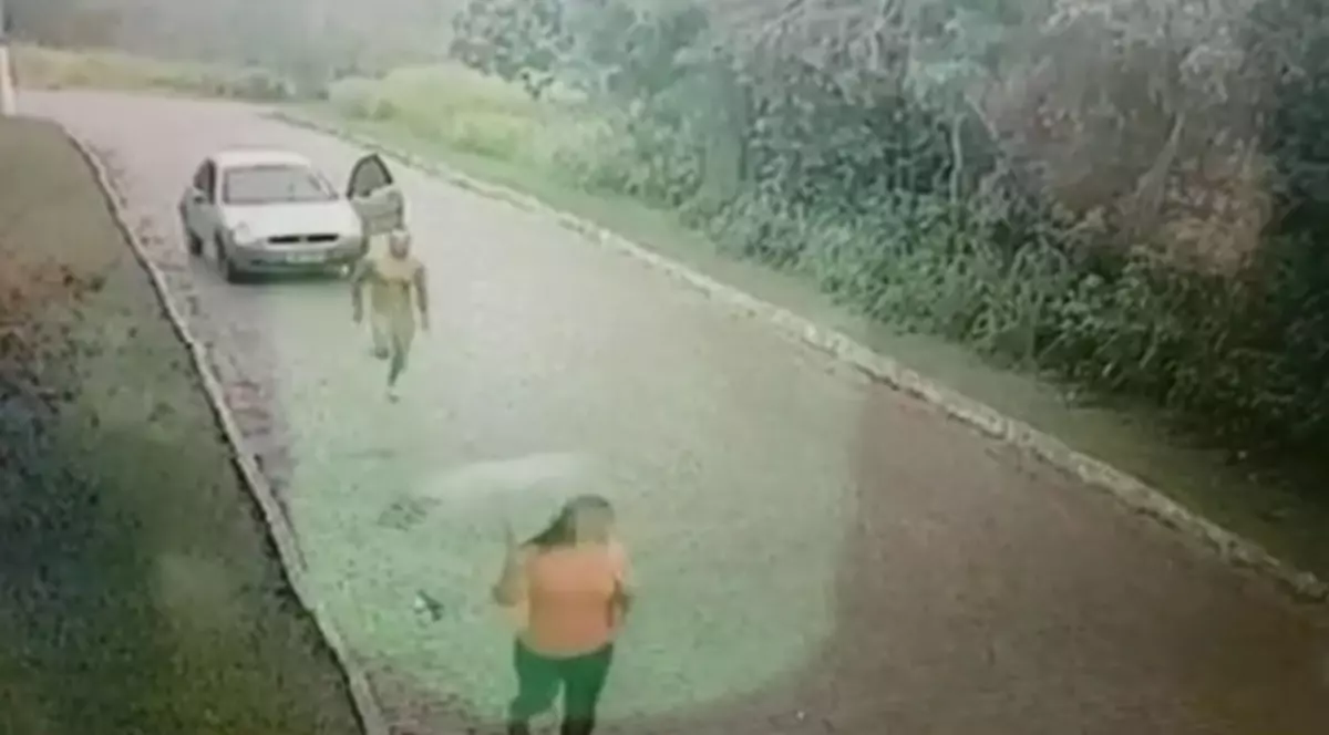 Un bărbat gol pușcă a coborât din mașină și a atacat o femeie!