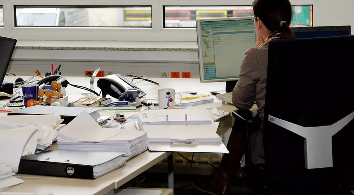 Recomandări pentru activitatea în birouri, după 15 mai: Program de lucru decalat, distanţă de 1,5 metri între scaune şi paravane