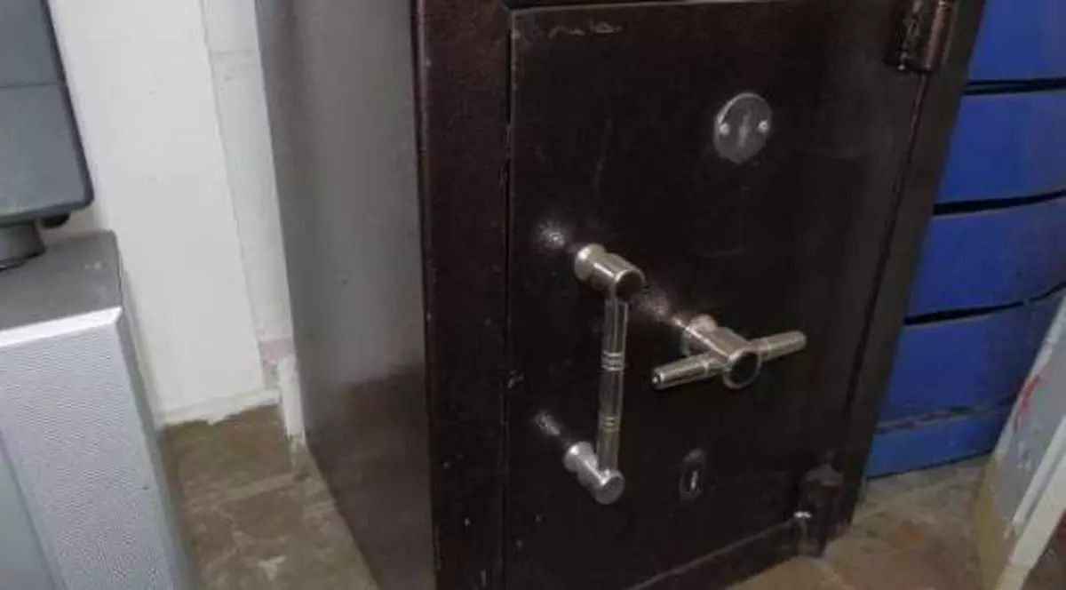 Un adolescent în vârstă de 17 ani a furat un seif cu bani. Ce sumă a găsit înăuntru