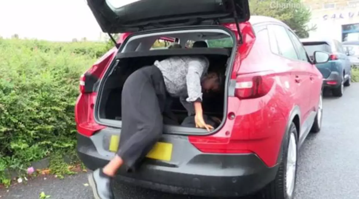 Scandal în Marea Britanie din cauza unui experiment social. O televiziune a pus opt oameni să intre ilegal în țară (foto captură The Sun)