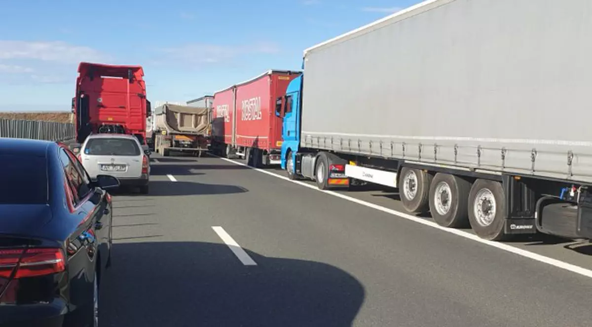 TIR-urile au blocat autostrada către Nădlac, la ieșirea spre Ungaria. Sunt cozi pe 20 de kilometri