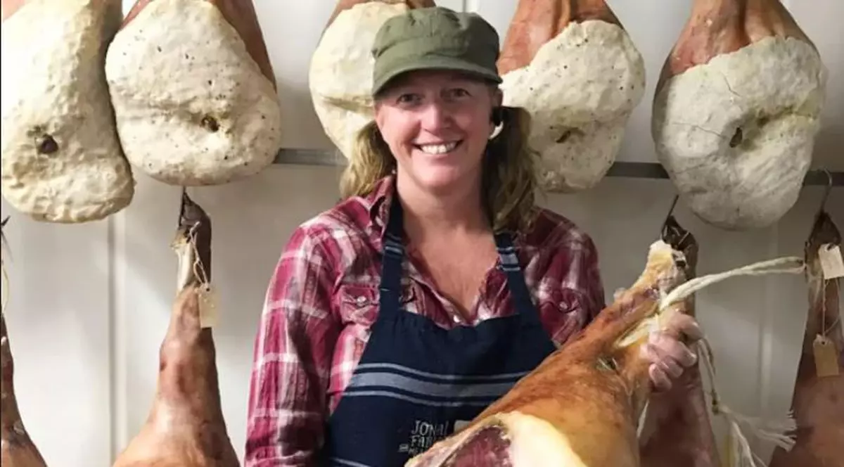 O femeie care a fost vegetariană timp de 30 de ani a mâncat un burger și apoi s-a făcut măcelar!