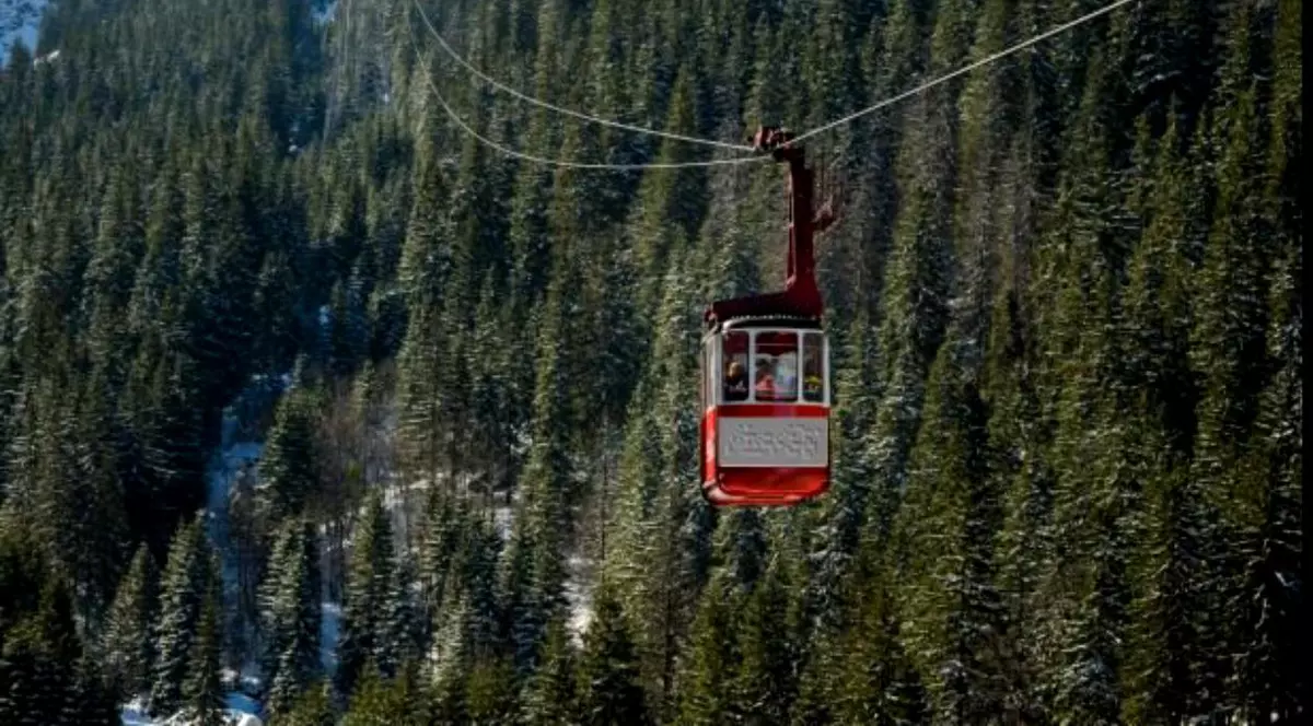 Telecabina de la Bâlea, singurul mijloc de transport din zonă pe timp de iarnă, oprită din cauza vântului puternic
