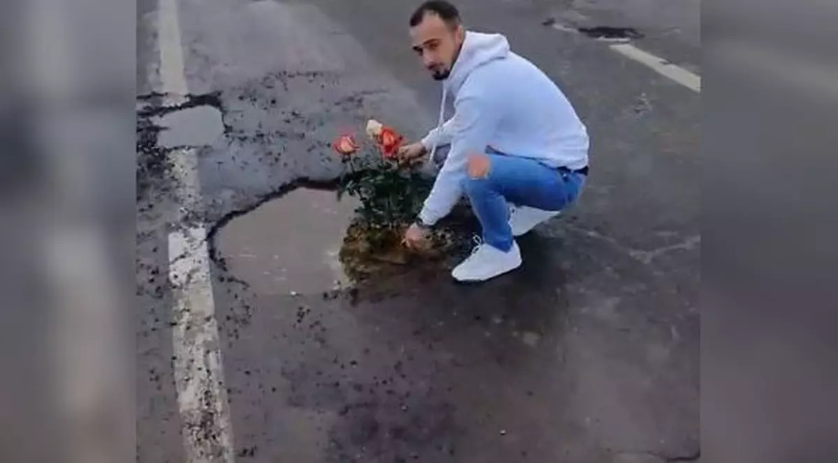 Doi tineri au plantat trandafiri în gropile dintr-un drum din Vrancea