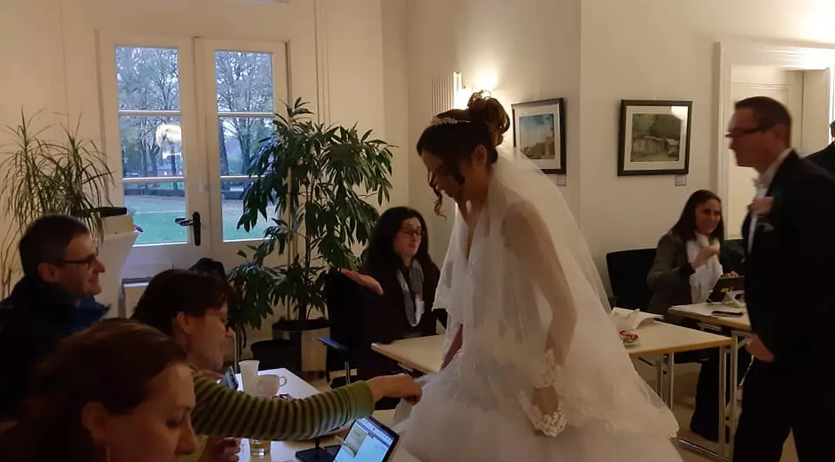 FOTO | La vot, în rochie de mireasă. Scene inedite la două secții din diaspora