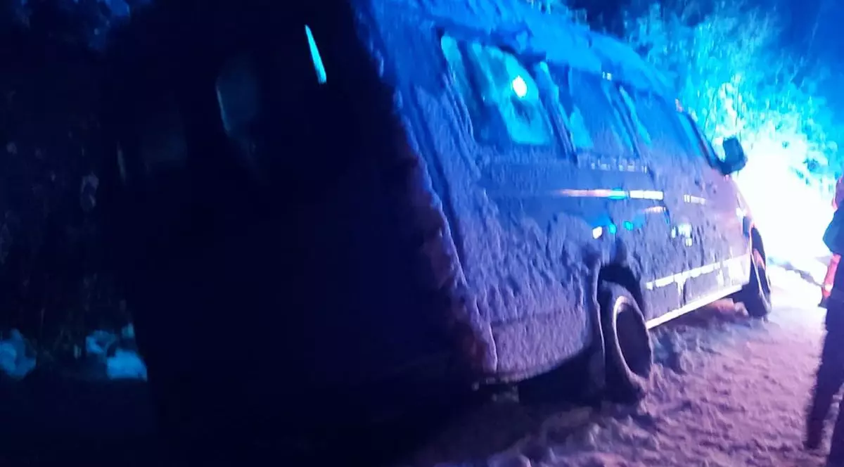 Microbuz cu sportivi, răsturnat în zona de munte a județului Vrancea. În zonă ninge abundent