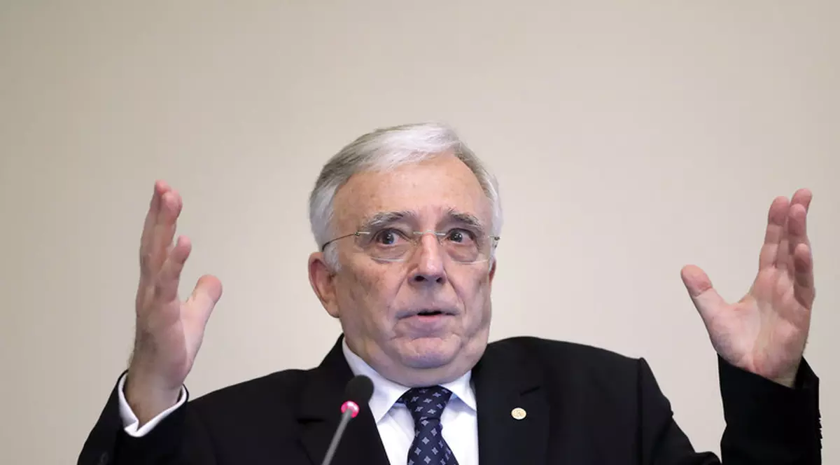 Guvernatorul BNR renunță la pensie dacă se aprobă legea care interzice cumulul pensiei cu salariul de la stat. Cât câștigă Isărescu