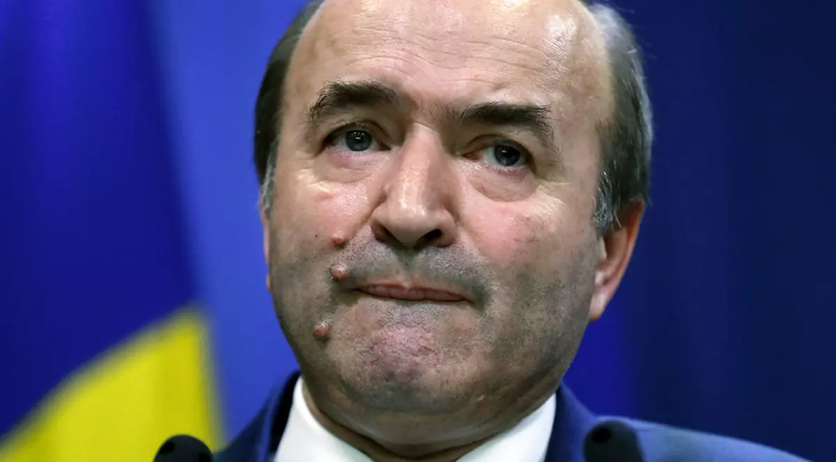 Amenda unui protestatar, anulată de judecători. Motivare: ”Mesajul ”Tudorel, slugă model” se încadrează în limitele libertății de exprimare”