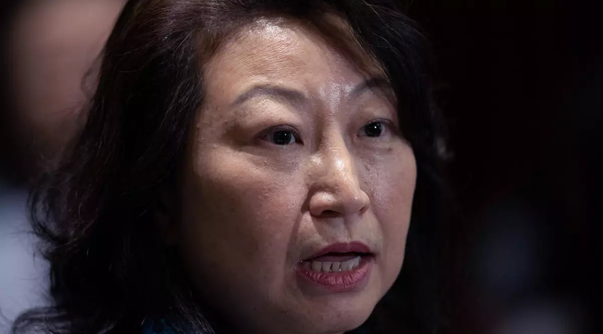 Momentul în care ministrul Justiției din Hong Kong cade printre protestatari (EPA)