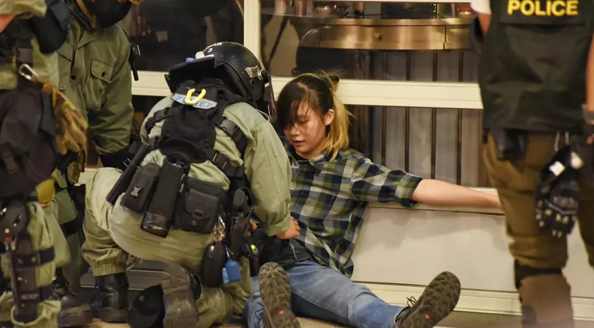 Incidente violente la protestele din Hong Kong. Un agresor i-a smuls o parte din ureche unui politician pro-democrație (EPA)