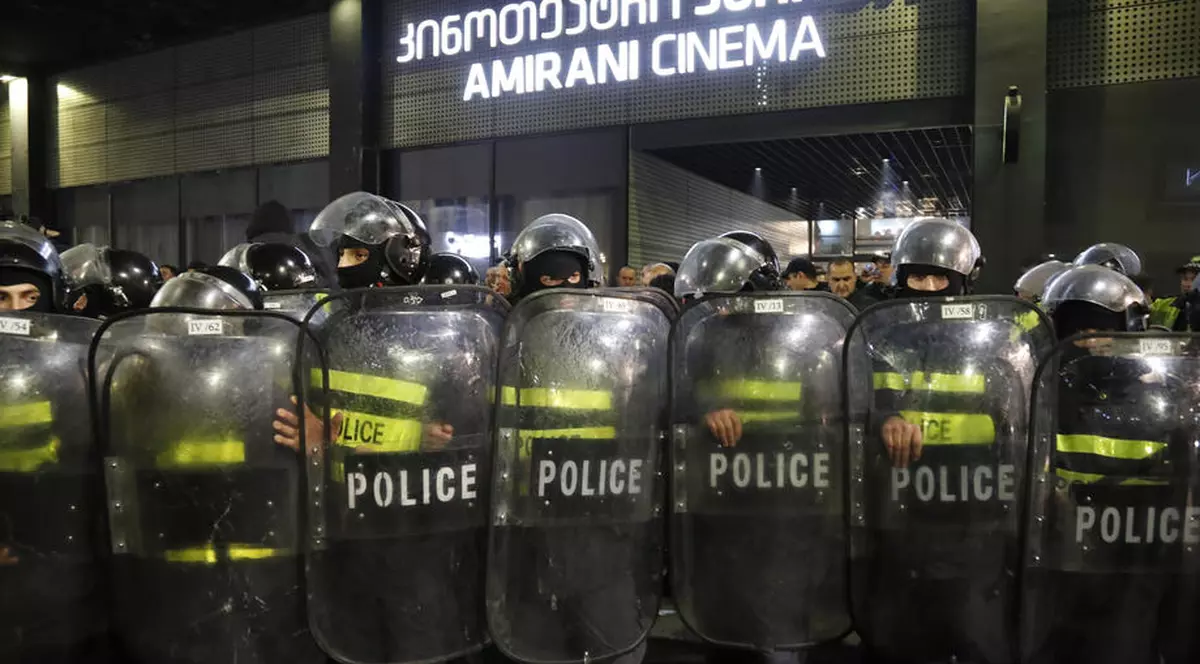 Cinematografe păzite de poliție pentru proiecțiile unui film de dragoste gay