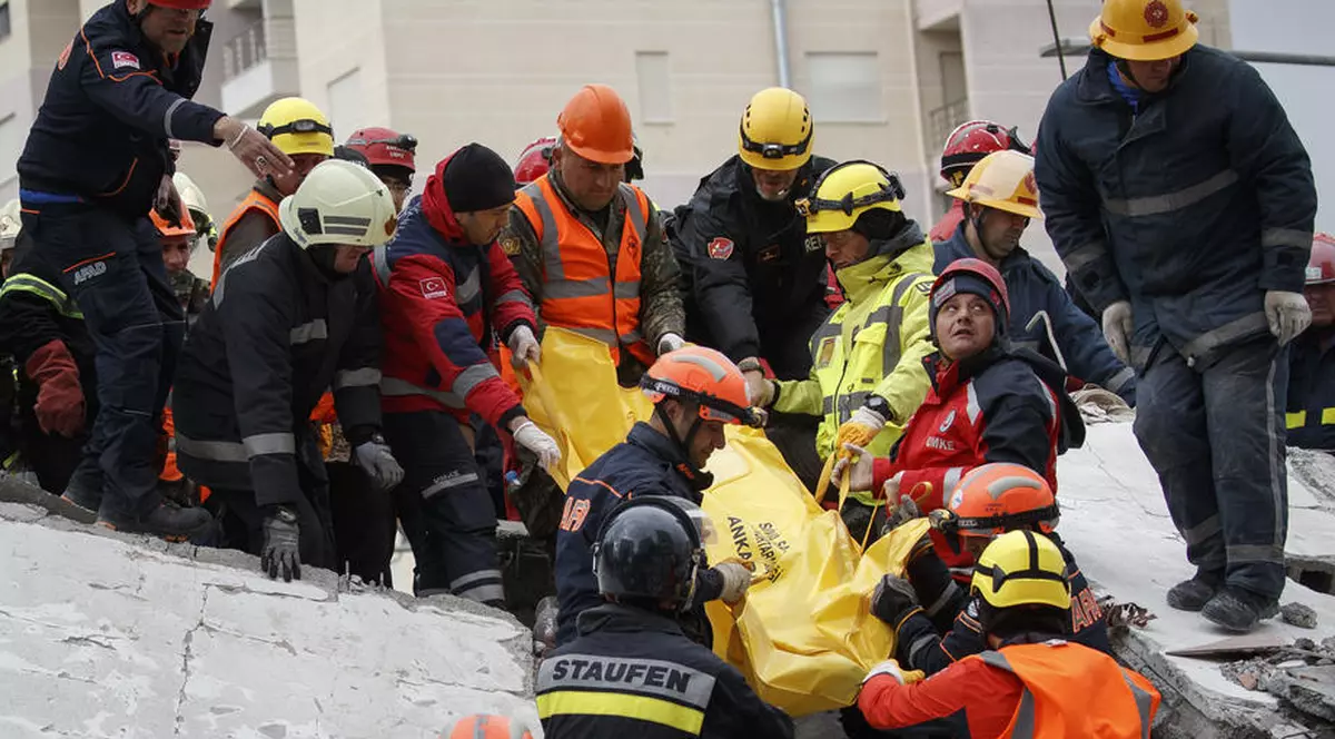 Echipele de salvare, în mijlocul dezastrului din Albania (Foto EPA)