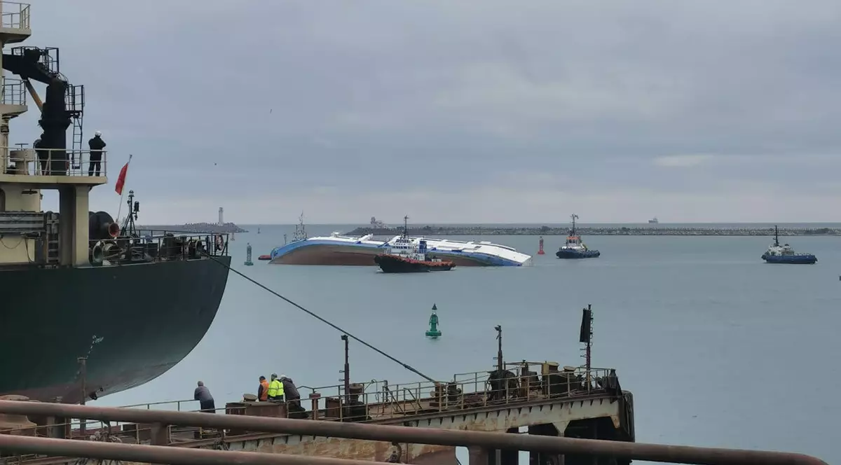 O navă care transportă mii de oi este în pericol de scufundare, în Portul Midia