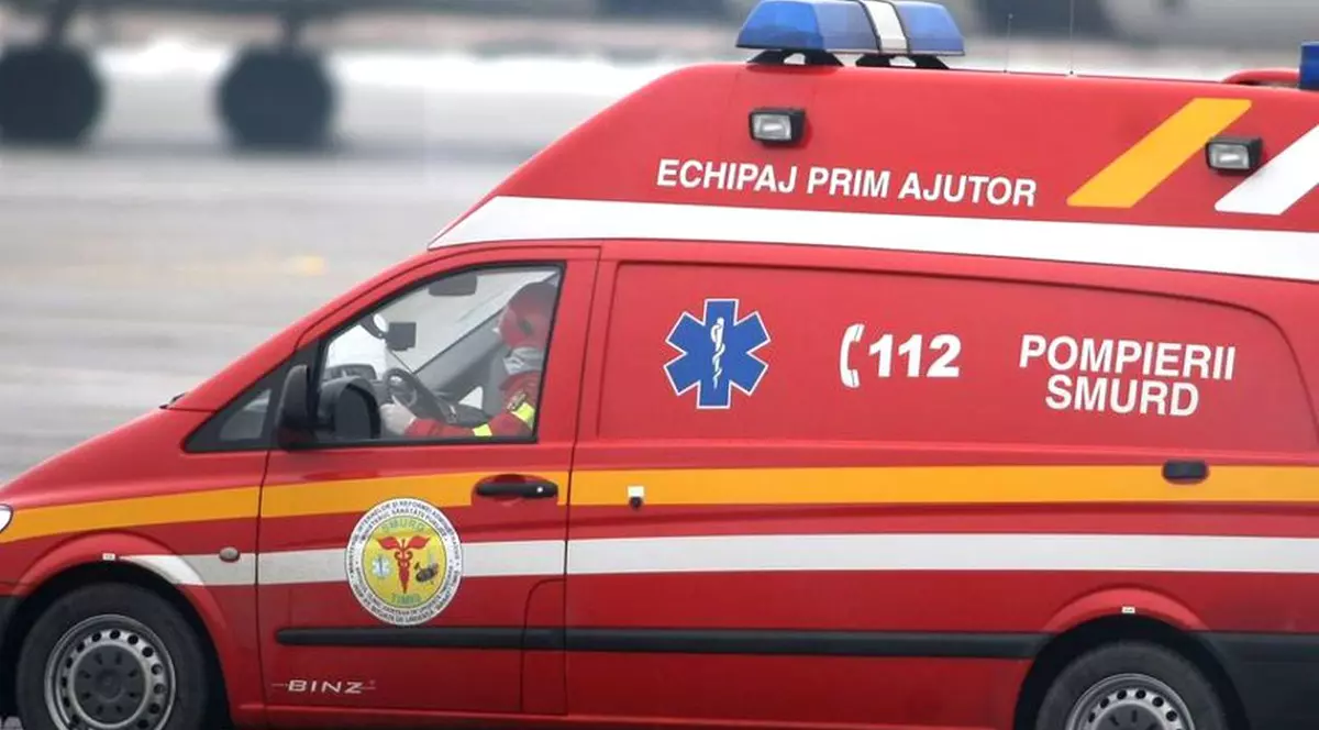 Trei persoane, lovite de o ambulanță pe o trecere de pietoni din Câmpina
