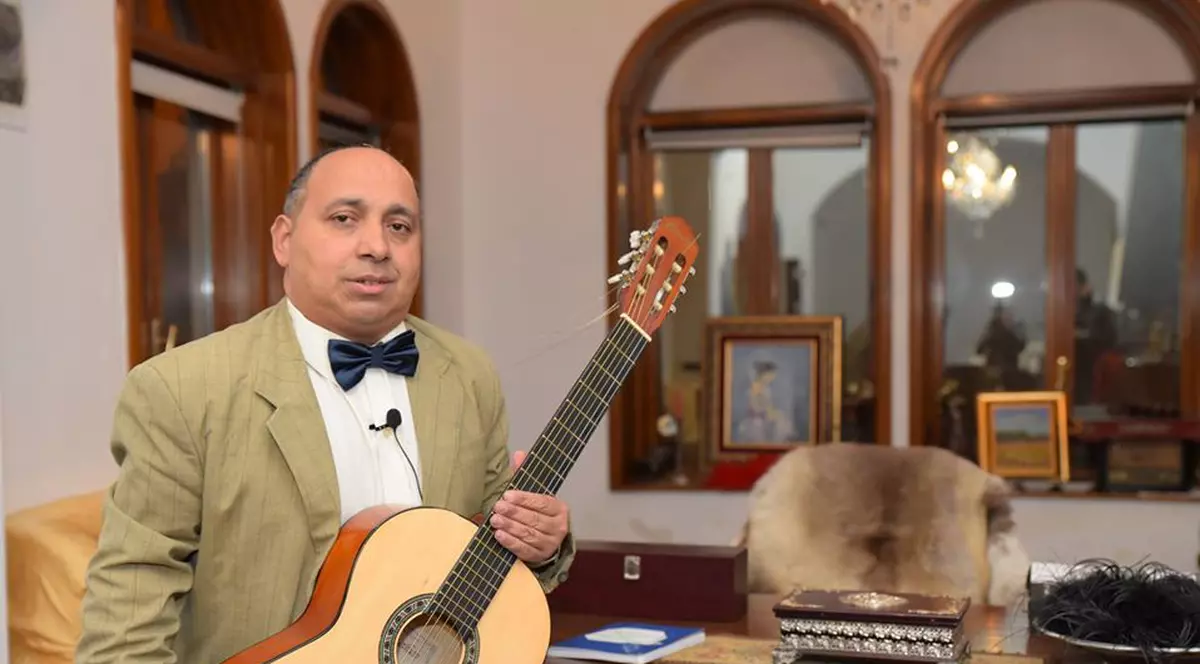 Vă mai aduceți aminte de Gigel Frone, chitaristul cu sombrero de la ”Românii au talent”? S-a lansat ca speaker în mediul de afaceri