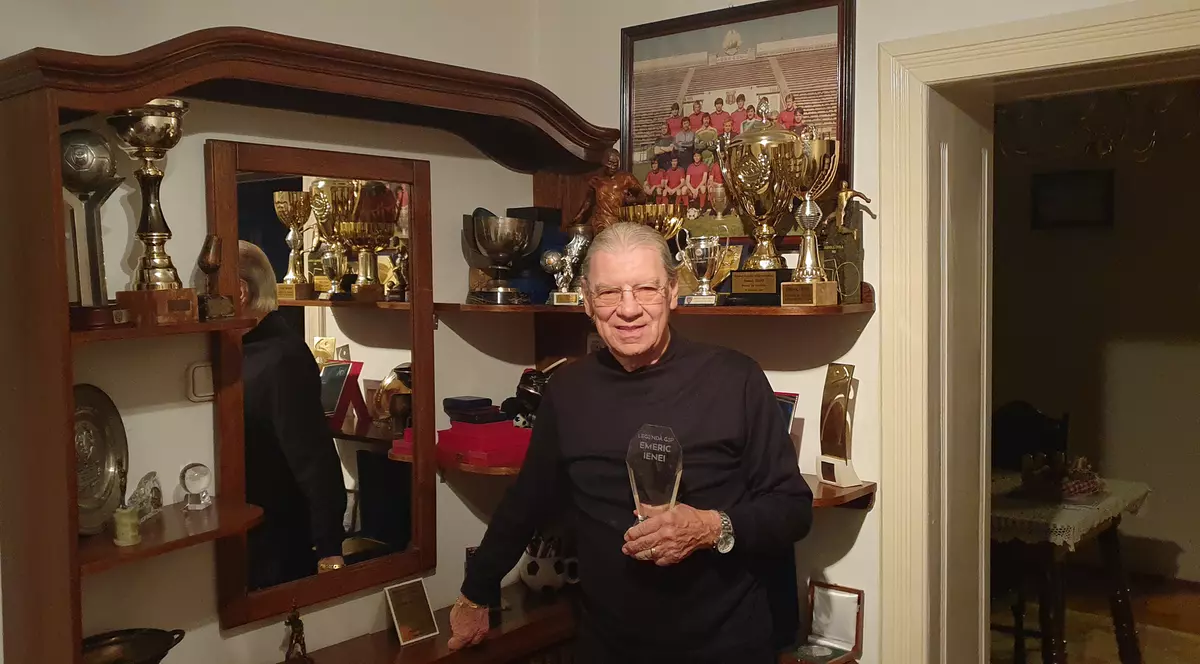 Acasă la Ienei, în colțul trofeelor, cu trofeul “Legendă GSP”, acordat în acest an de Gazeta Sporturilor