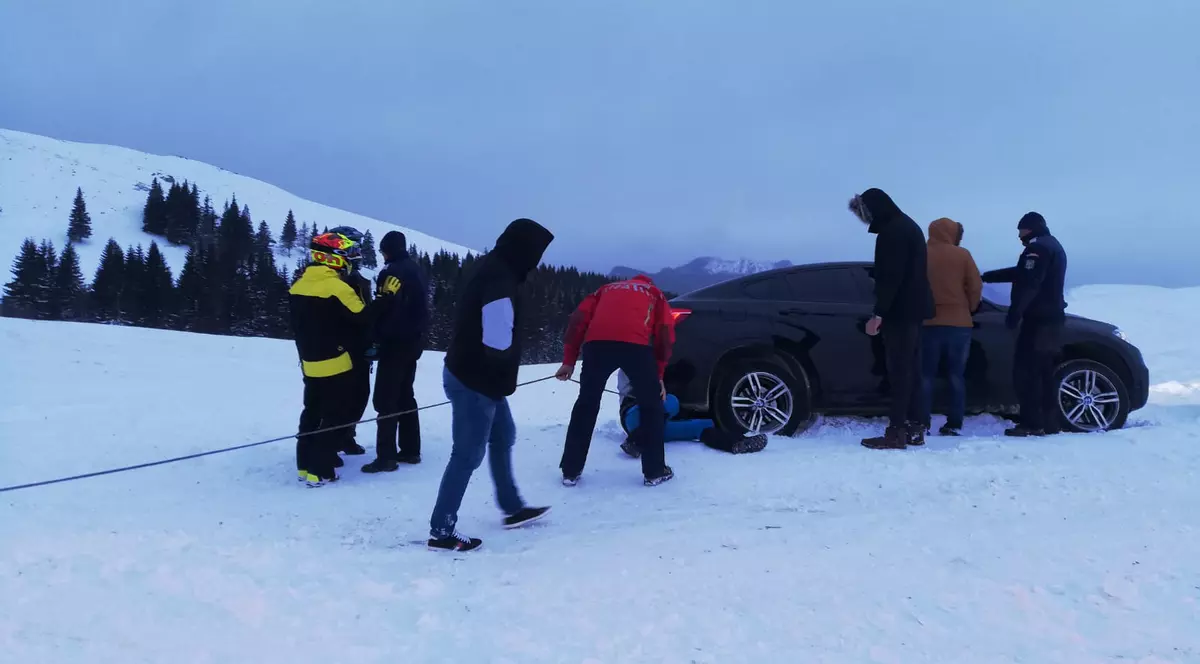 Intervenție pe viscol a salvamontiștilor și jandarmilor pentru scoaterea din nămeți a unei mașini cu patru pasageri