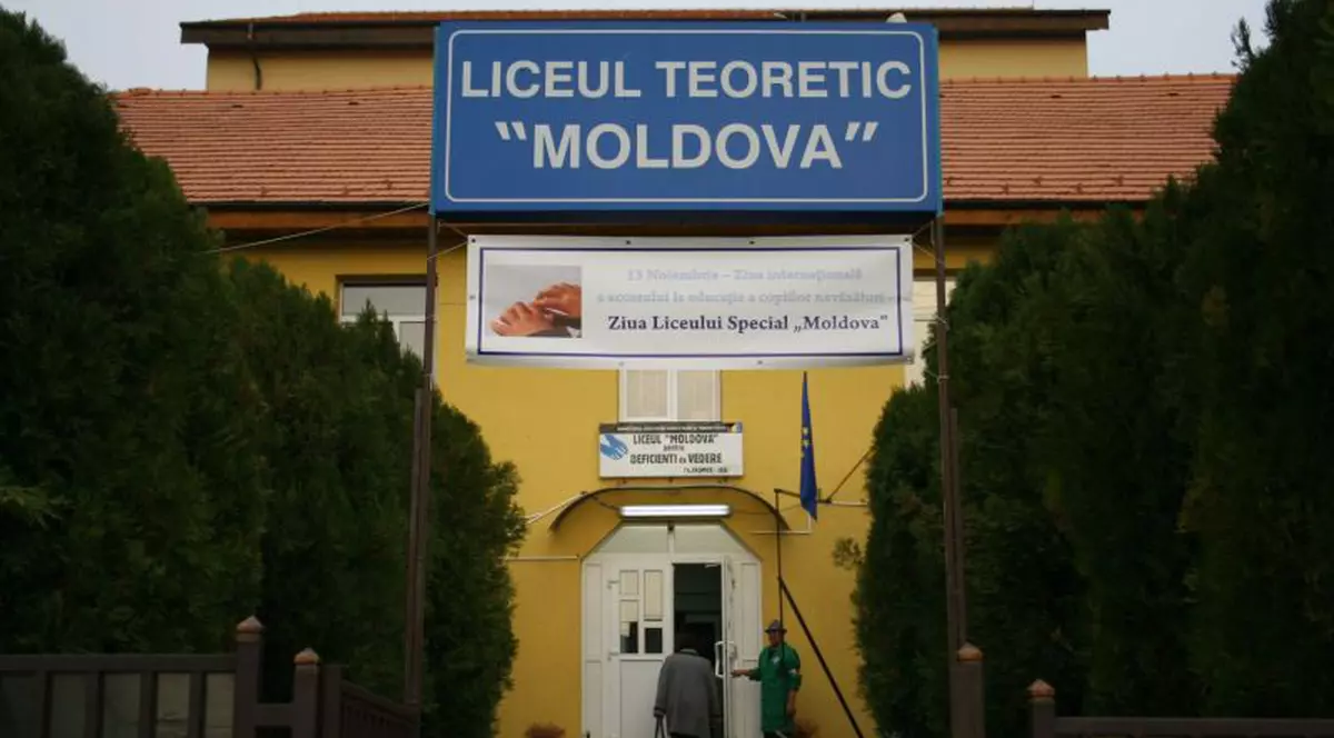 Caz șocant la Iași: O fetiță nevăzătoare de 8 ani a murit după ce a căzut pe scările școlii